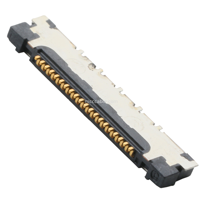 El conector de cable coaxial del micrófono del lado del tablero es tipo de ángulo recto