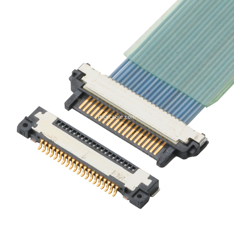 El conector de cable coaxial del micrófono del lado del tablero es tipo de ángulo recto