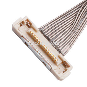 echada de 0.4m m HORAS micro DF36C-15P-0.4SD del cable coaxial a las HORAS DF36-30P-0.4SD